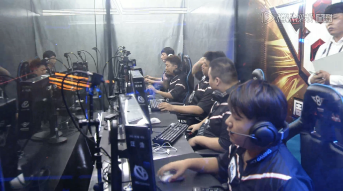 它真的进化了！Kanavi Wei 坚决锁定了她的兄弟，女枪将输出拉到最大，帮助 Top Esports 赢得了第一局