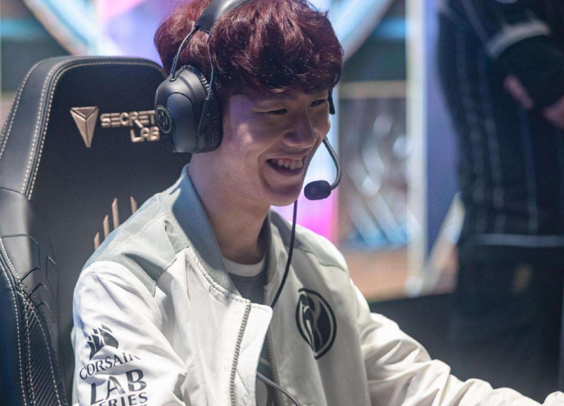 Xiaohu 的Sylas不断送出免费通行证，但 Light 的Jinx成功覆盖了下路， Weibo Gaming 横扫 Oh My God 。